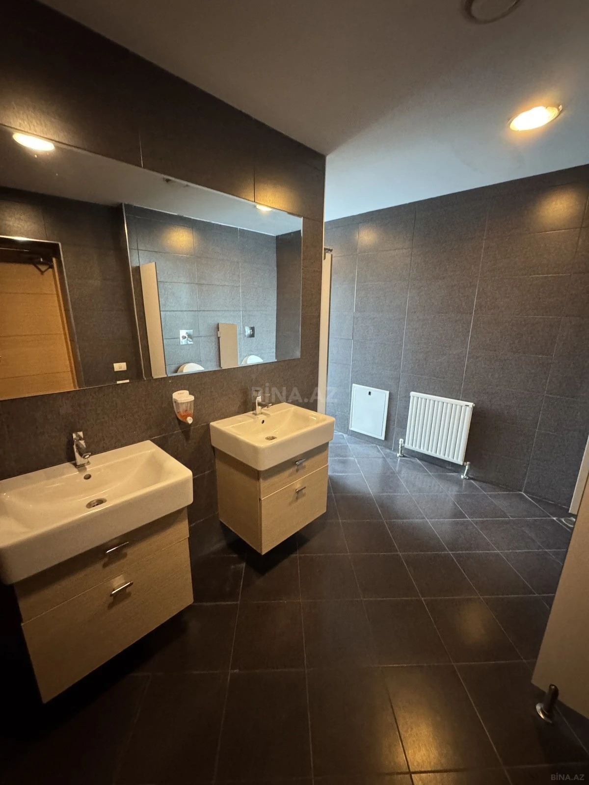 Satılır 4 otaqlı ofis 85 m²