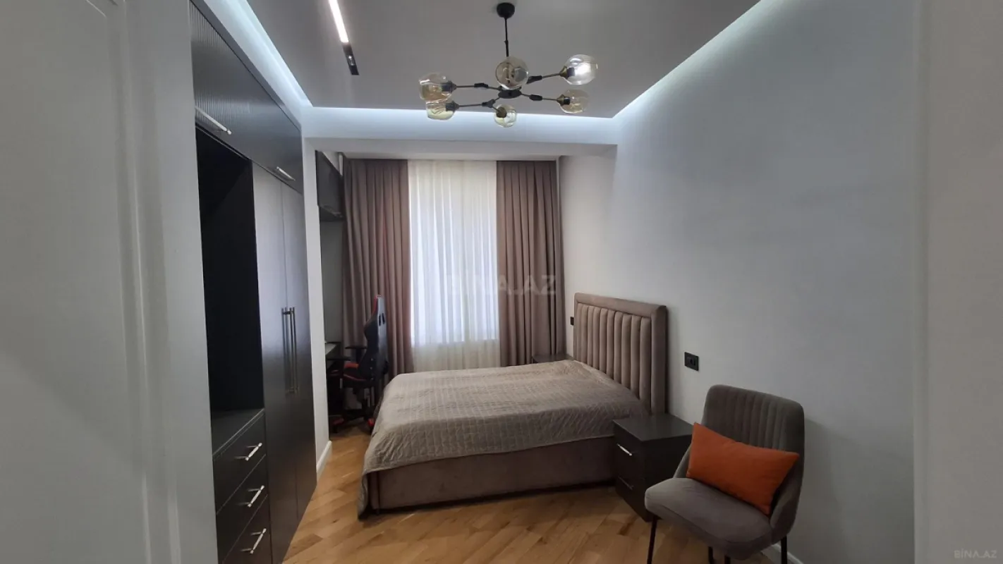 Satılır 4 otaqlı mənzil 192 m²