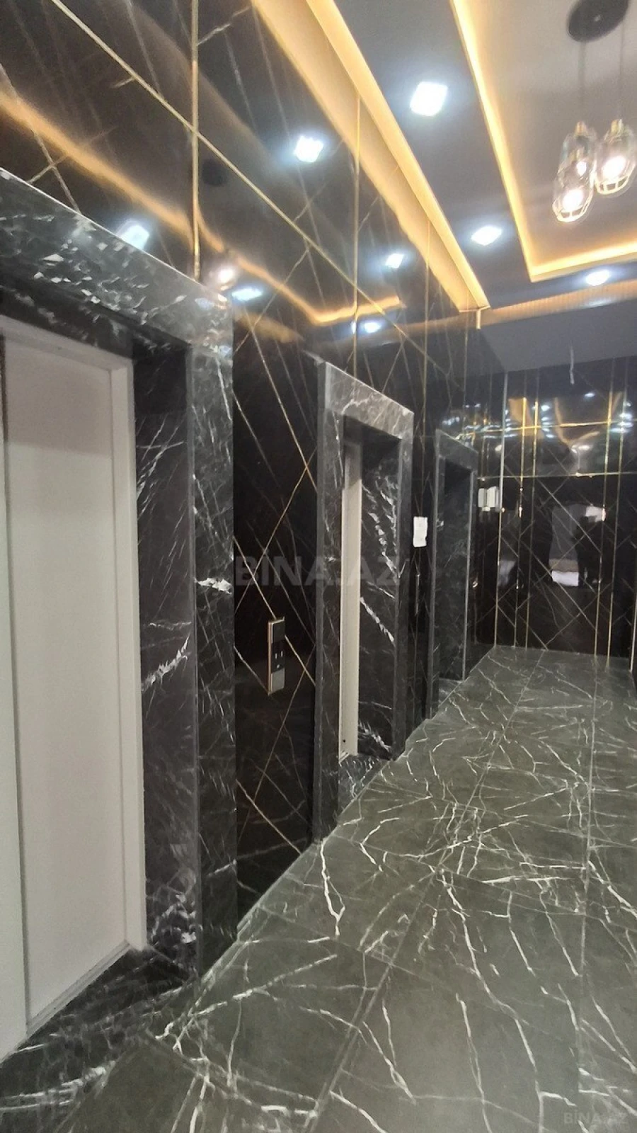 Satılır 4 otaqlı mənzil 192 m²