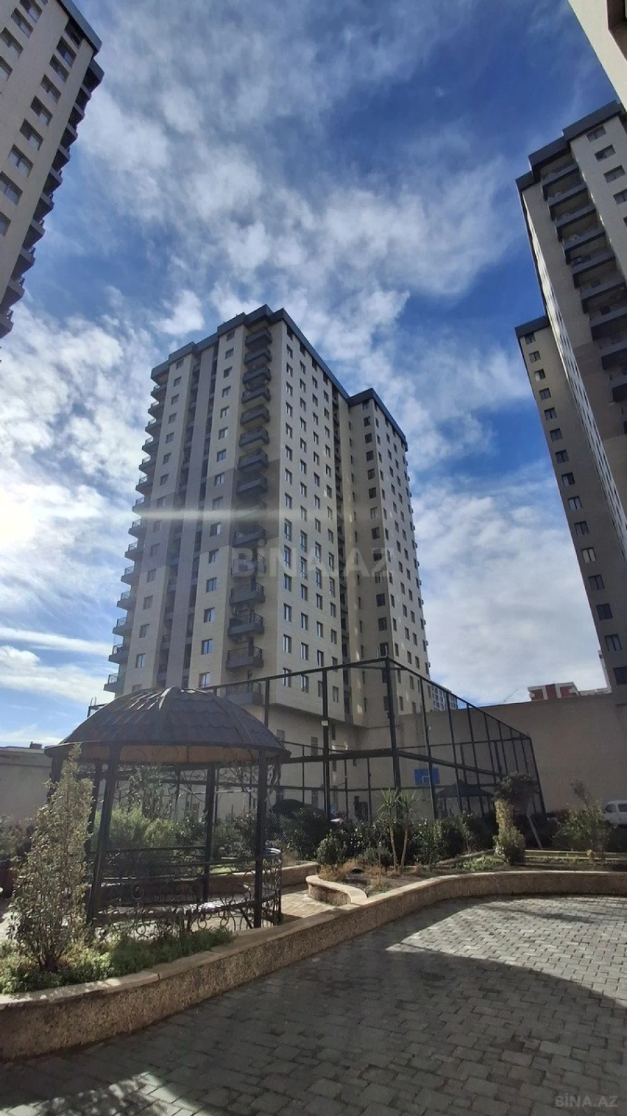 Satılır 4 otaqlı mənzil 192 m²