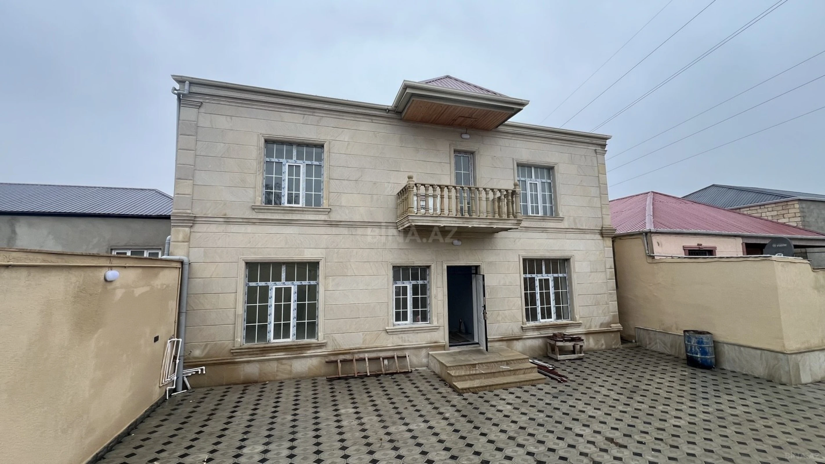 Satılır 7 otaqlı həyət evi 240 m²