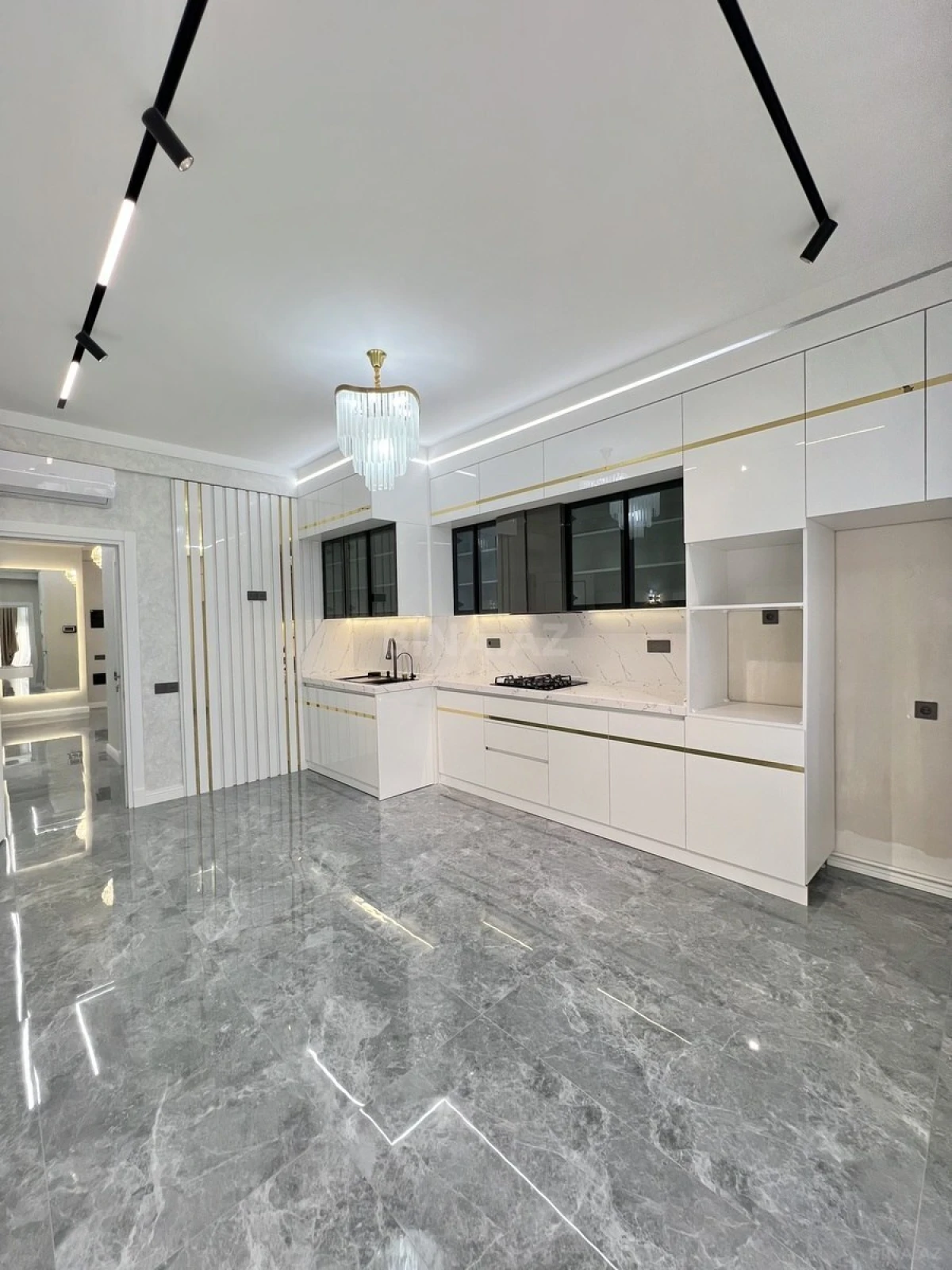 Satılır 4 otaqlı mənzil 172 m²