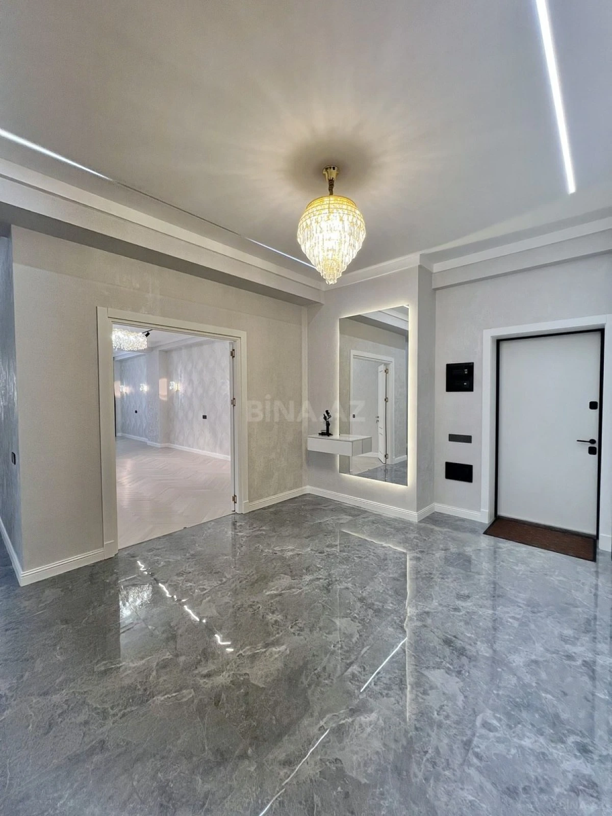 Satılır 4 otaqlı mənzil 172 m²
