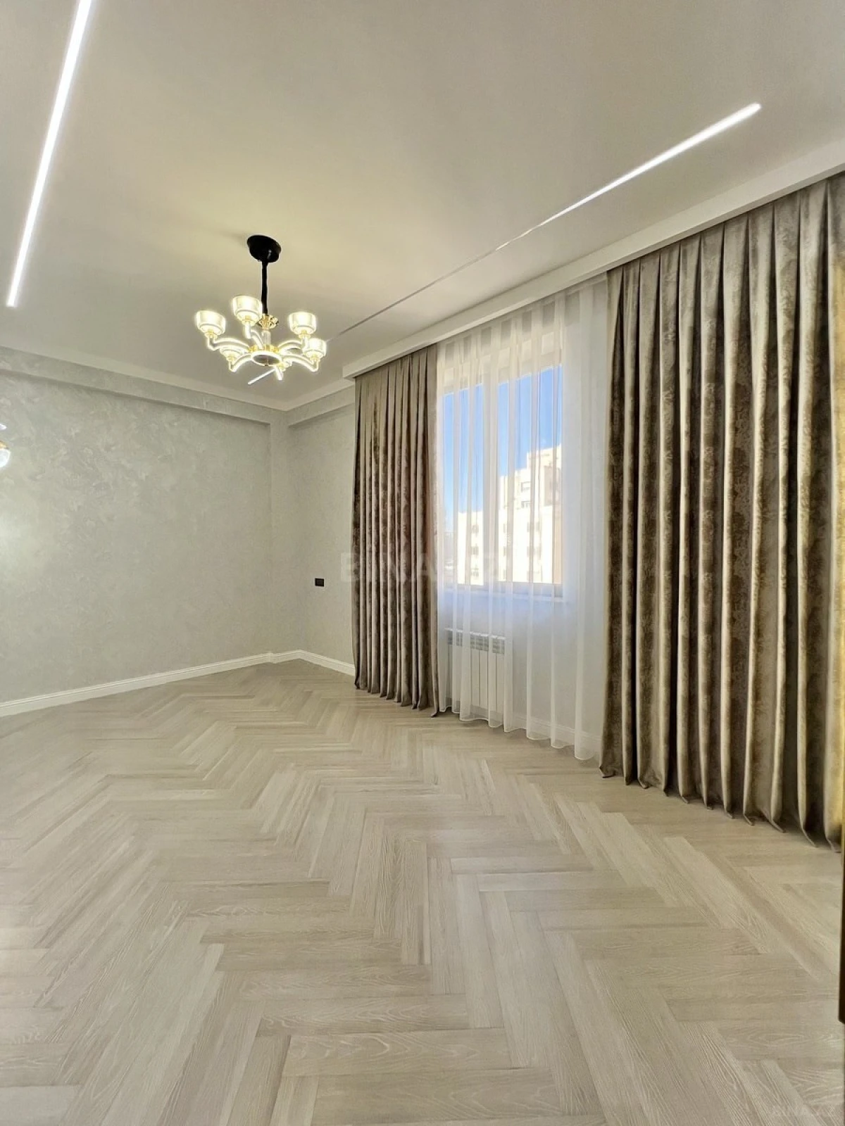 Satılır 4 otaqlı mənzil 172 m²