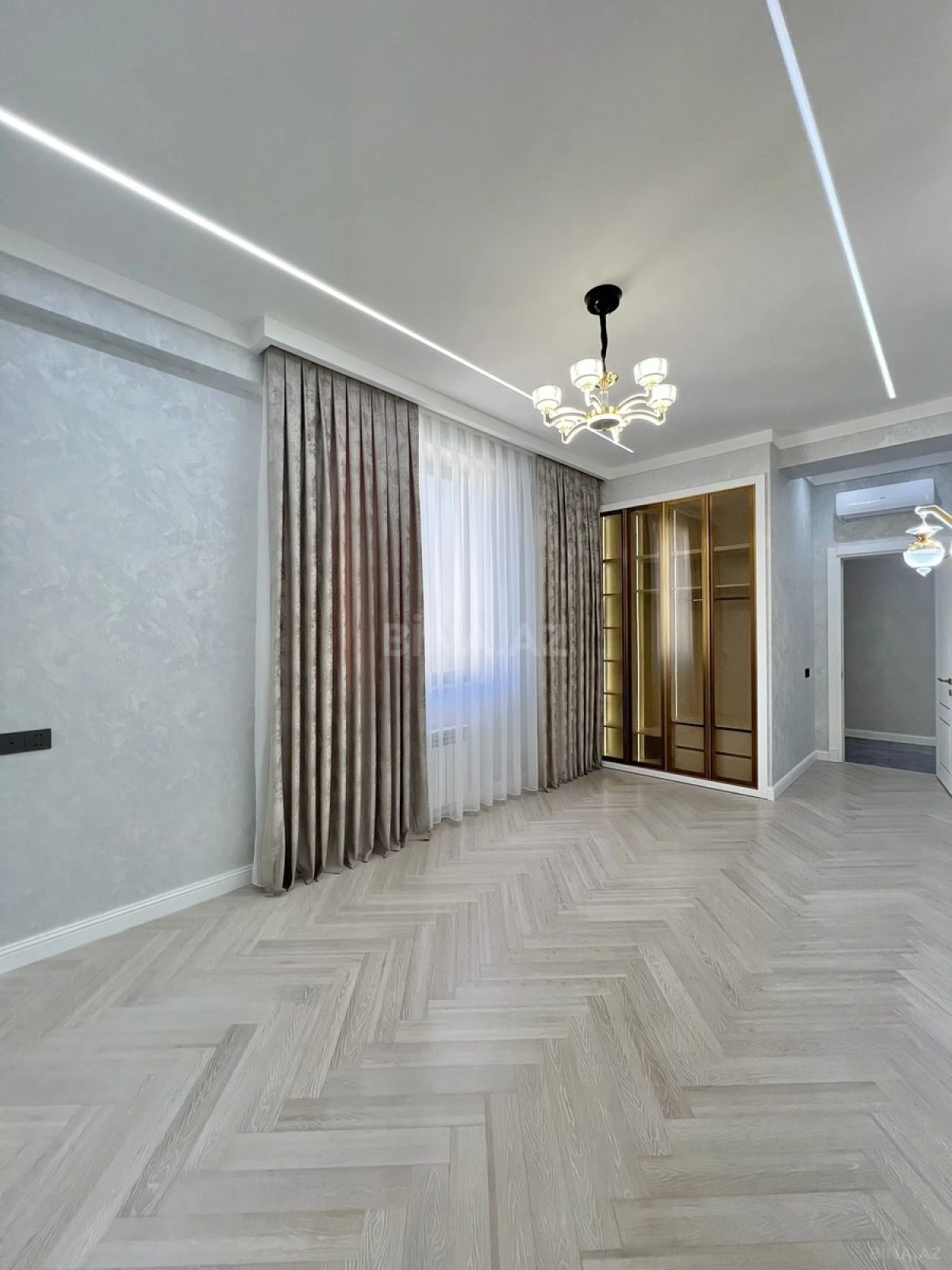 Satılır 4 otaqlı mənzil 172 m²