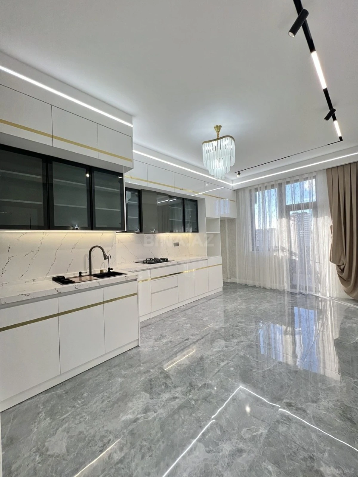 Satılır 4 otaqlı mənzil 172 m²