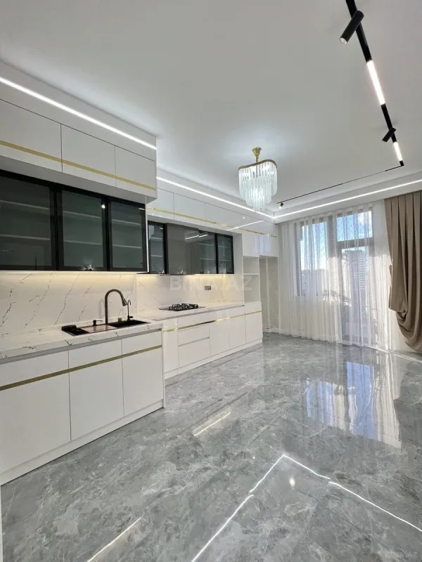 Satılır 4 otaqlı mənzil 172 m²