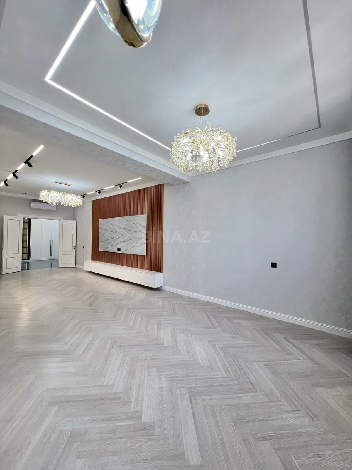 Satılır 4 otaqlı mənzil 172 m²