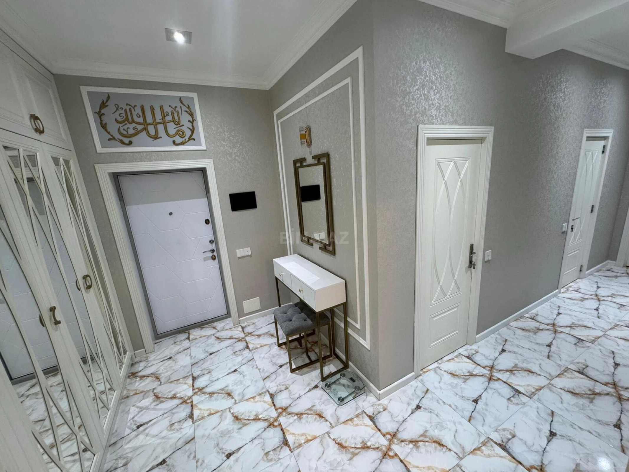 Satılır 4 otaqlı mənzil 135 m²