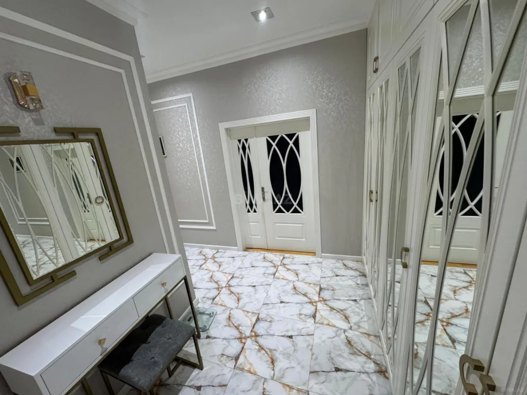 Satılır 4 otaqlı mənzil 135 m²