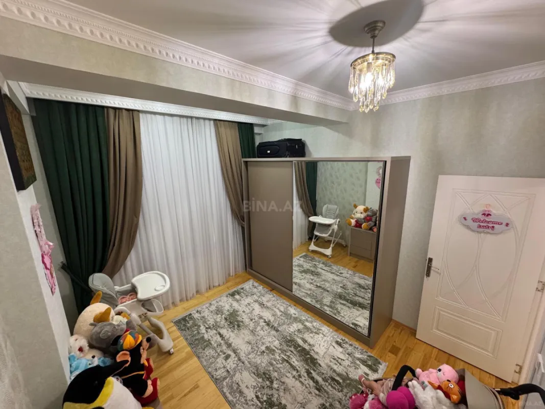 Satılır 4 otaqlı mənzil 135 m²