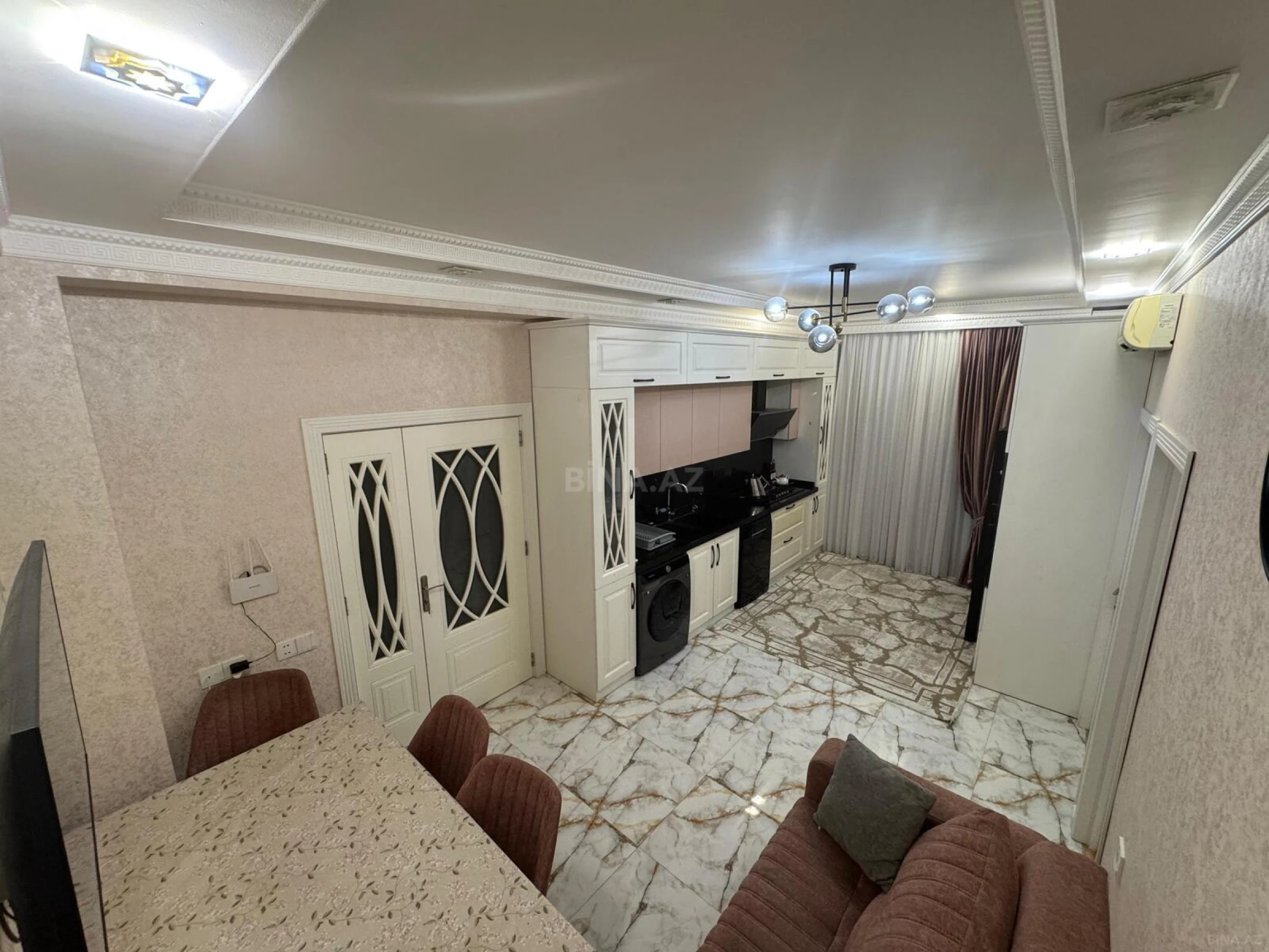 Satılır 4 otaqlı mənzil 135 m²