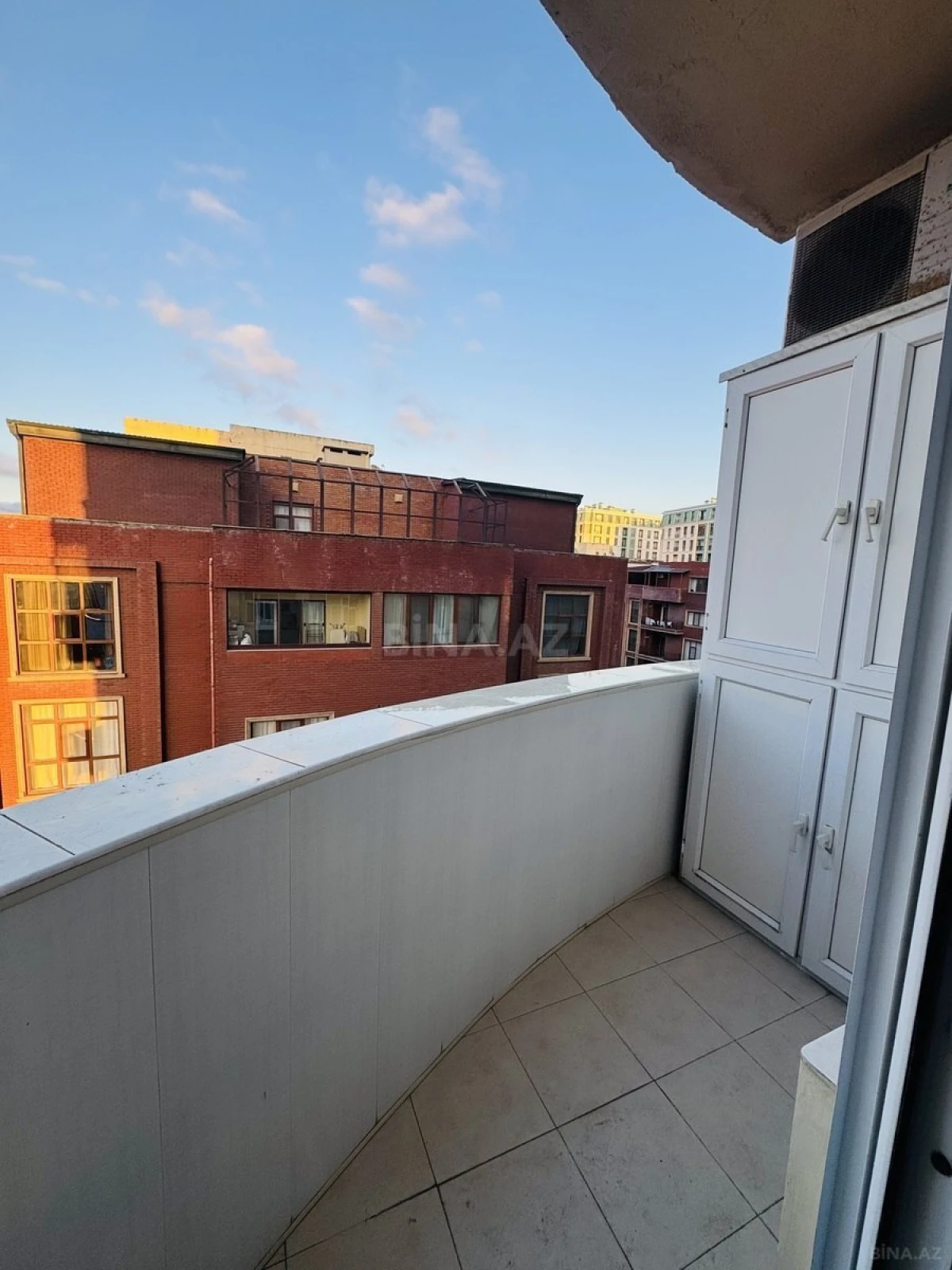 Satılır 3 otaqlı mənzil 145 m²