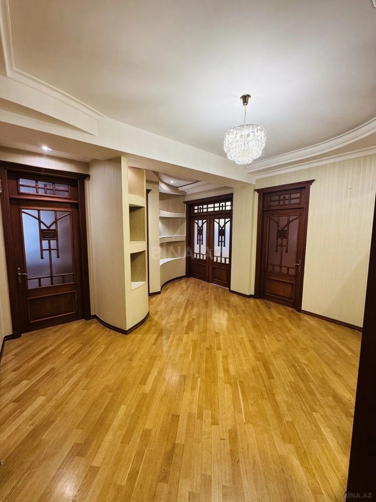 Satılır 3 otaqlı mənzil 145 m²