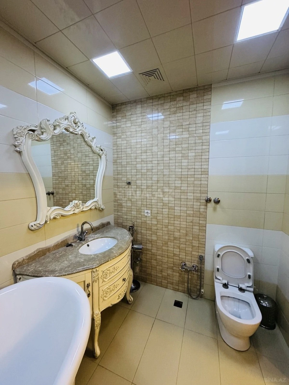 Satılır 3 otaqlı mənzil 145 m²