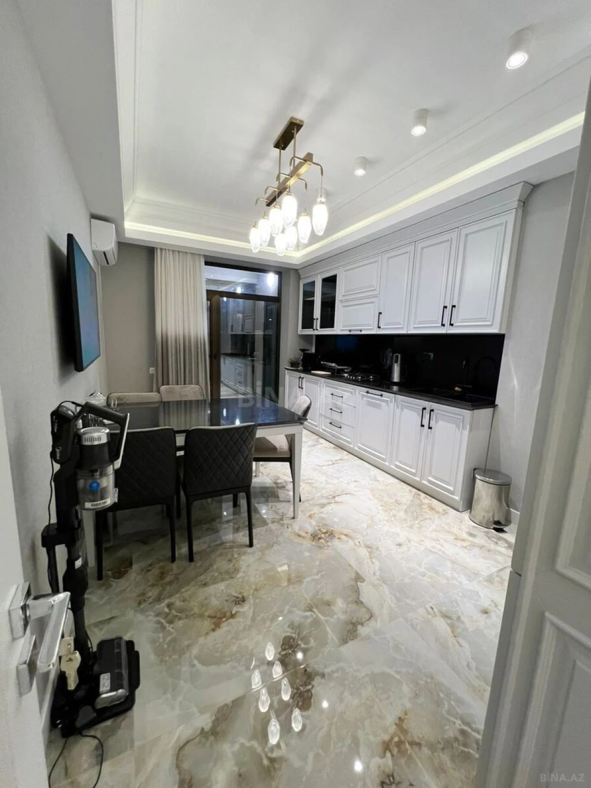 Kirayə verilir 4 otaqlı mənzil 215 m²