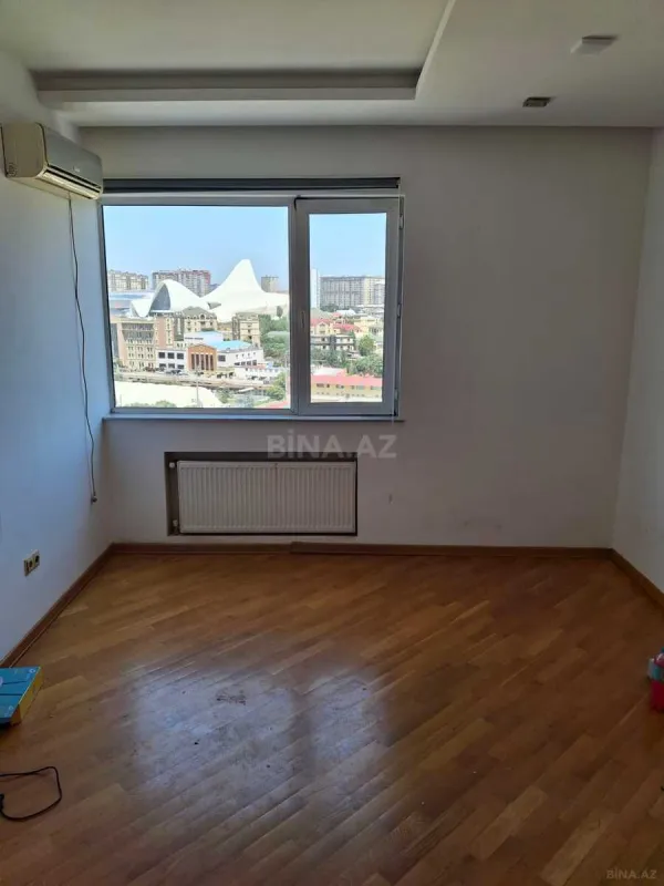 Satılır 3 otaqlı mənzil 130 m²