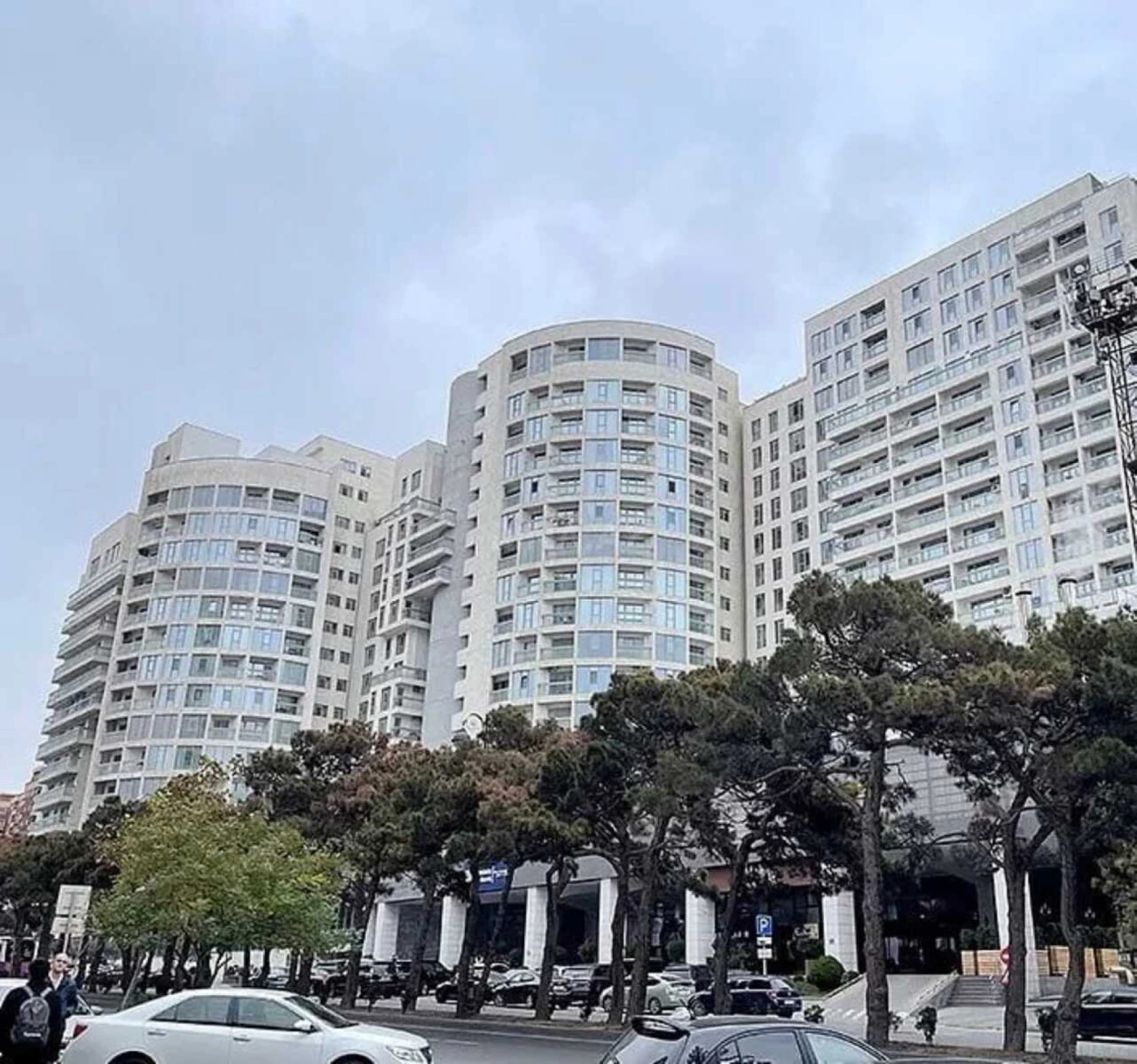 Satılır 8 otaqlı mənzil 600 m²