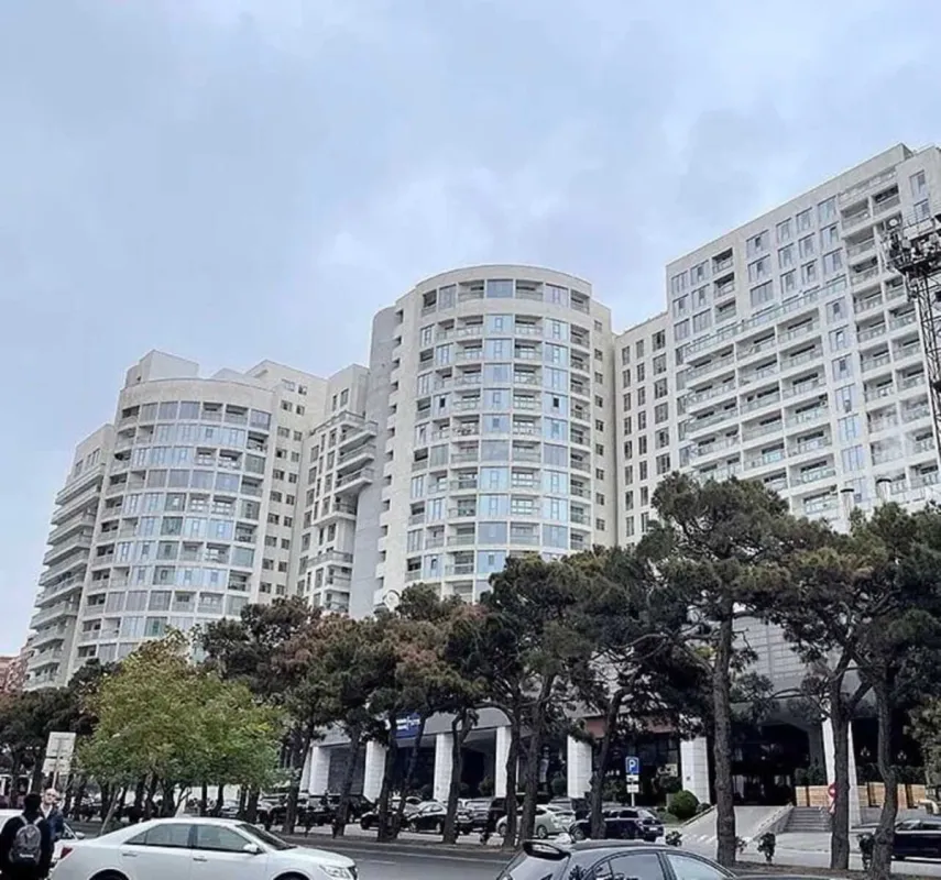 Satılır 8 otaqlı mənzil 600 m²