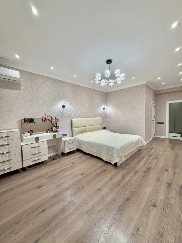 Satılır 3 otaqlı mənzil 130 m²