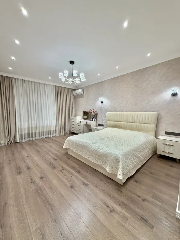 Satılır 3 otaqlı mənzil 130 m²