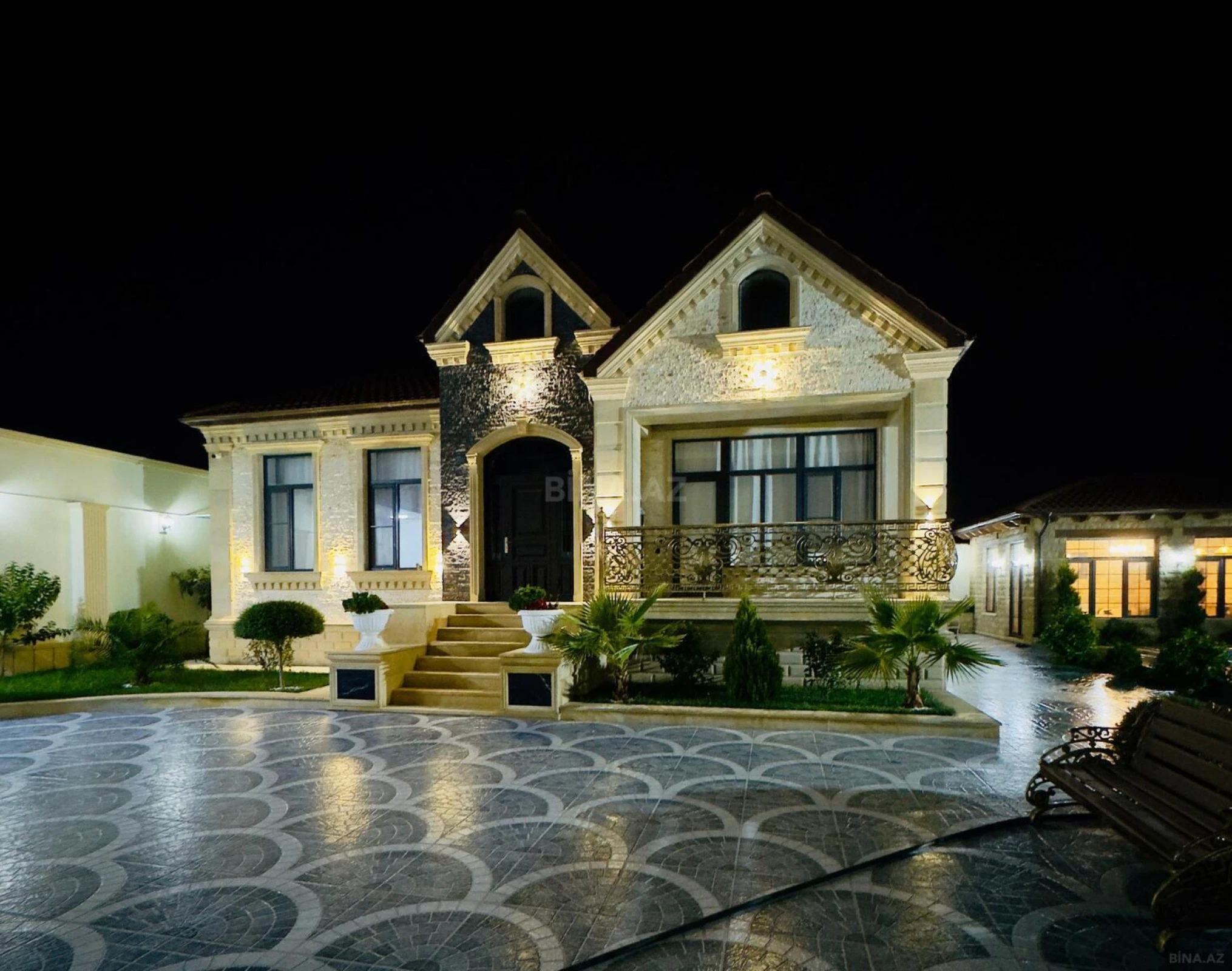 Satılır 5 otaqlı həyət evi 300 m²