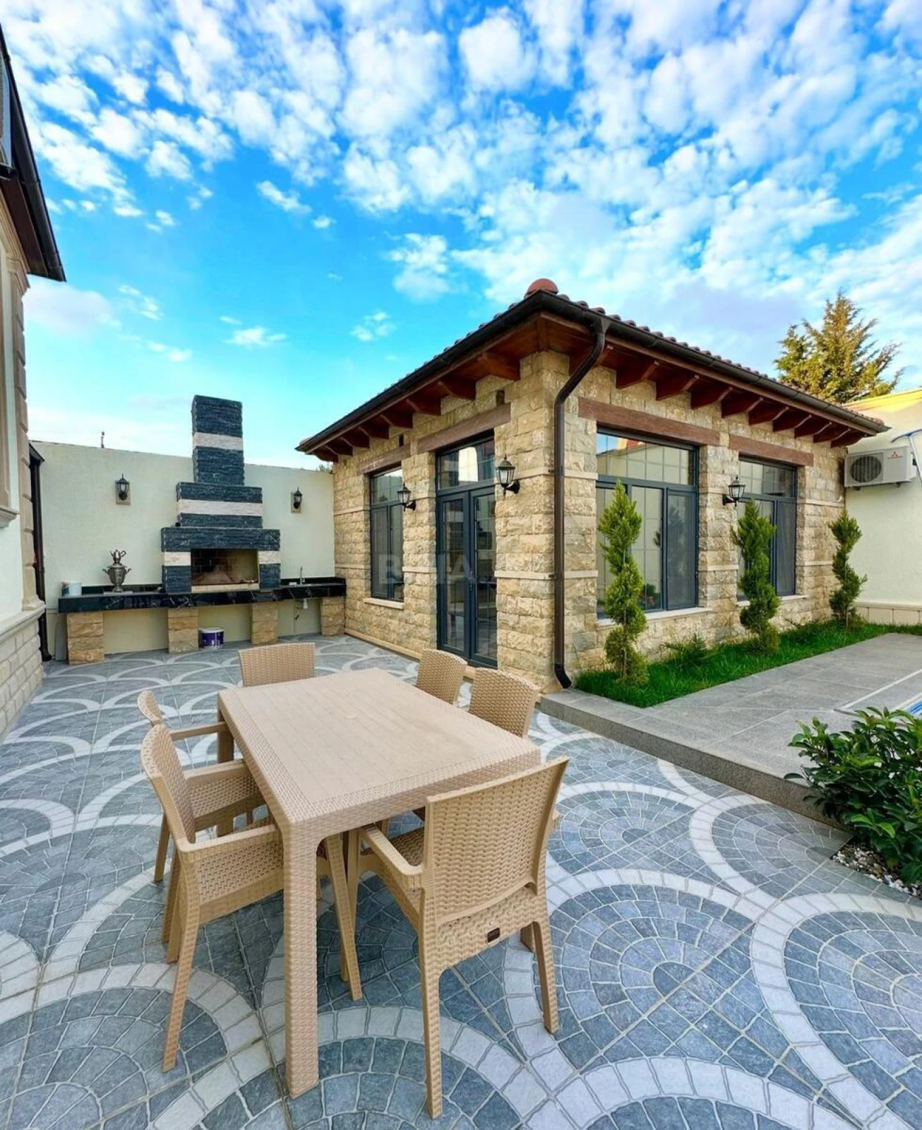 Satılır 5 otaqlı həyət evi 300 m²