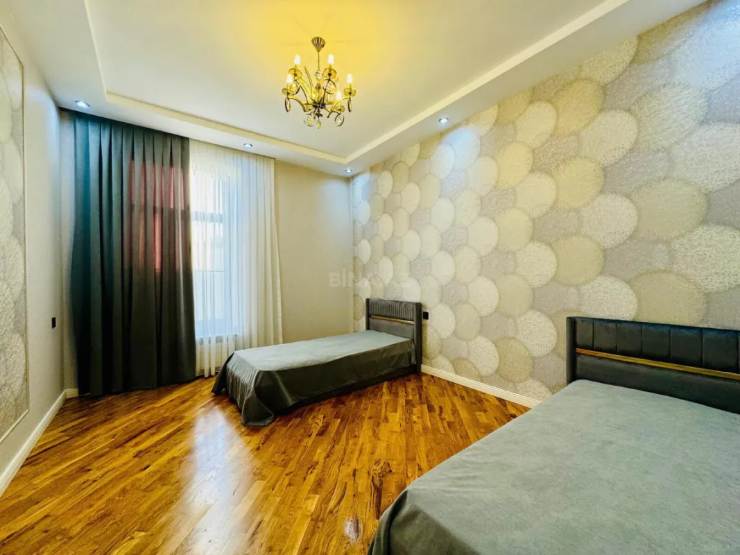 Satılır 5 otaqlı həyət evi 300 m²
