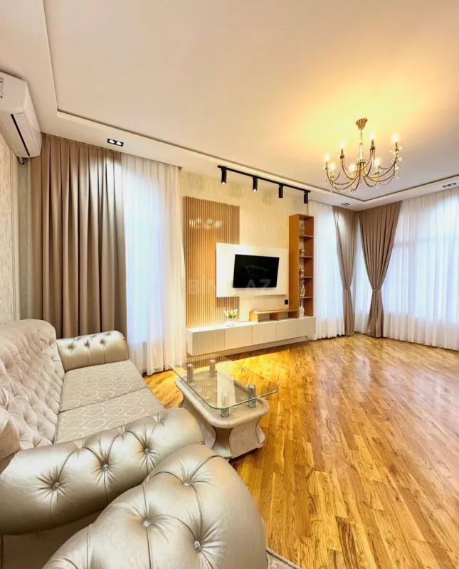 Satılır 5 otaqlı həyət evi 300 m²
