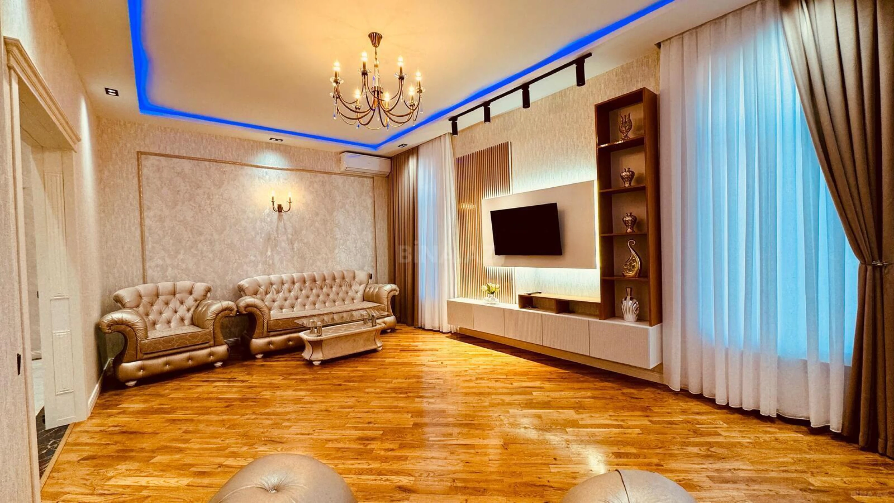 Satılır 5 otaqlı həyət evi 300 m²