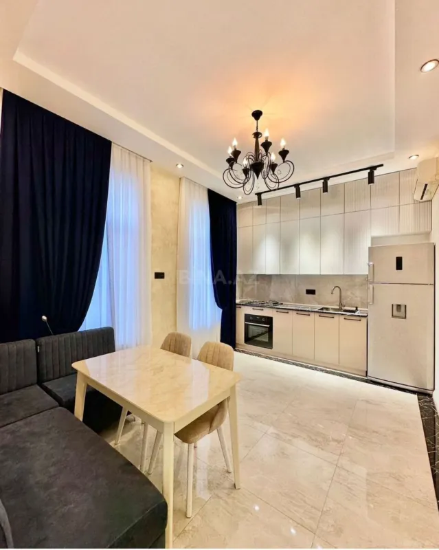 Satılır 5 otaqlı həyət evi 300 m²