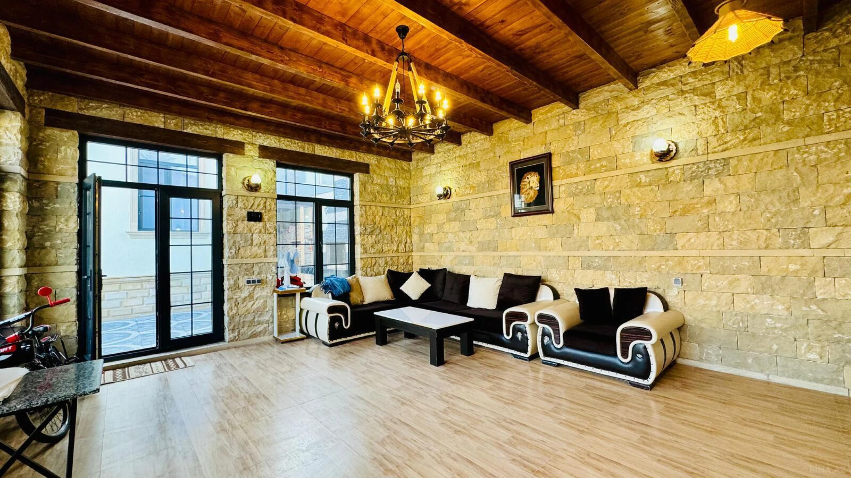 Satılır 5 otaqlı həyət evi 300 m²