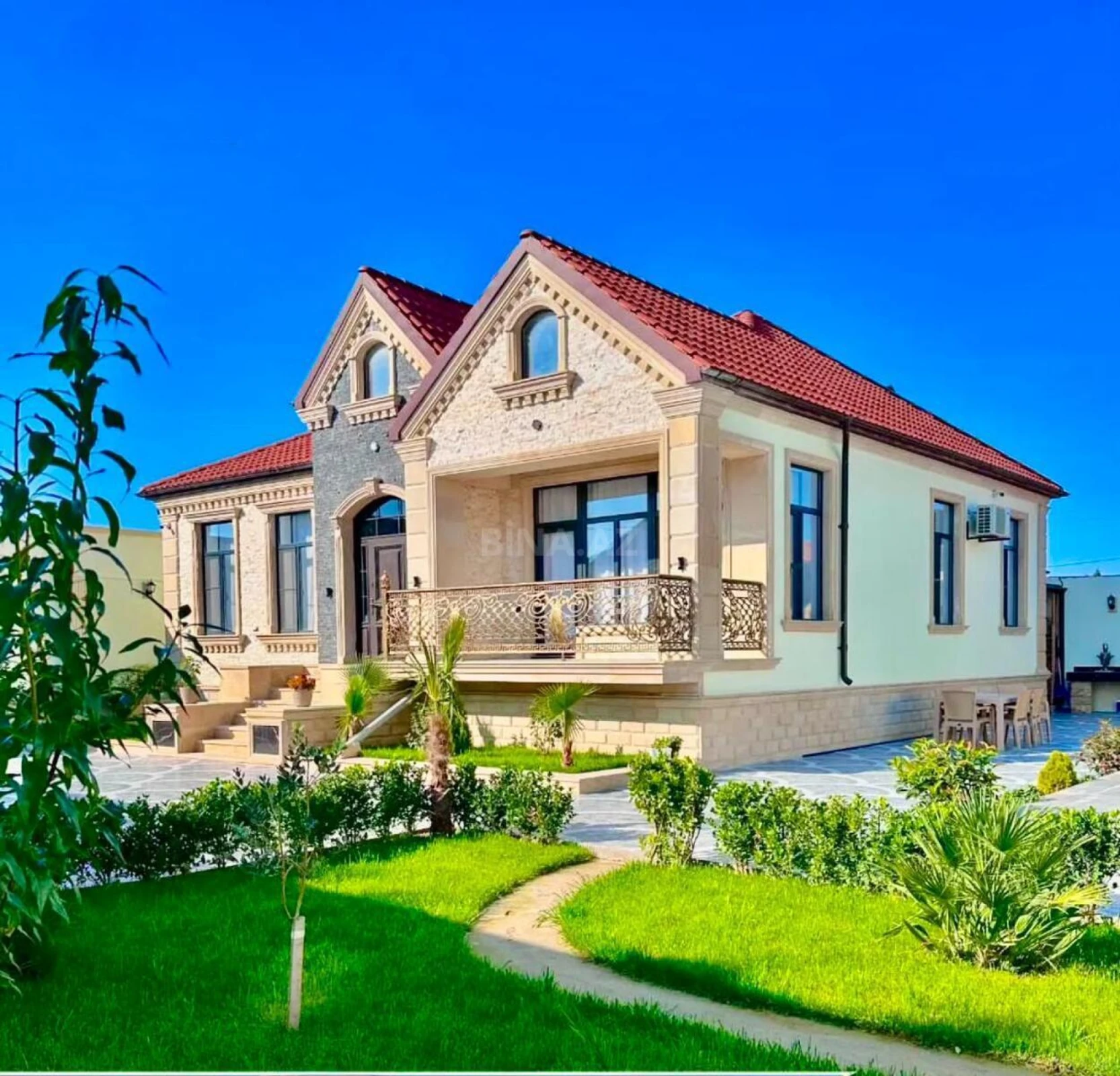 Satılır 5 otaqlı həyət evi 300 m²