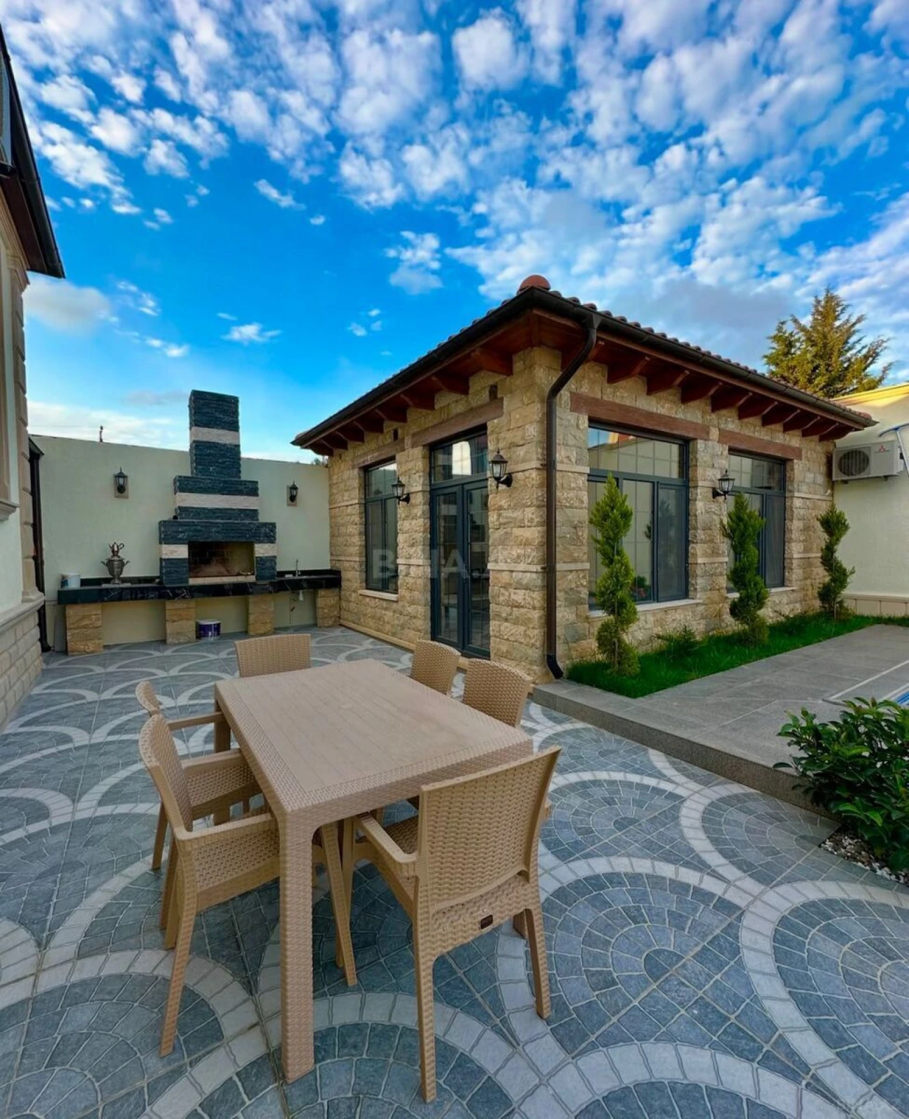 Satılır 5 otaqlı həyət evi 300 m²