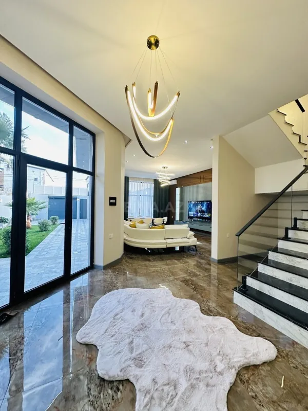 Satılır 5 otaqlı həyət evi 200 m²