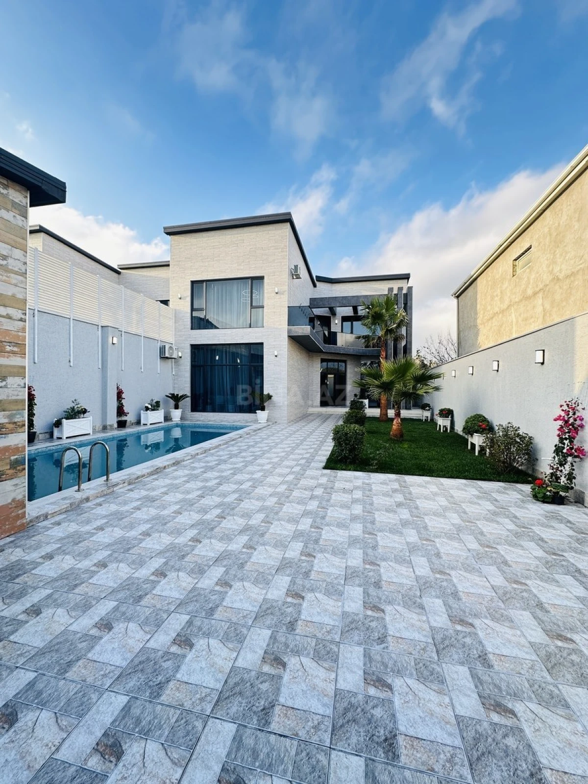 Satılır 5 otaqlı həyət evi 200 m²