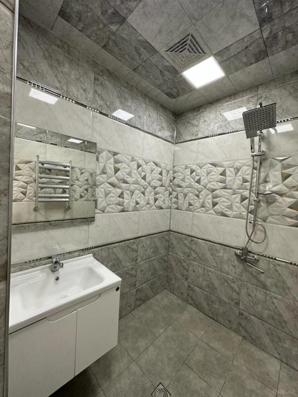 Satılır 2 otaqlı mənzil 68 m²