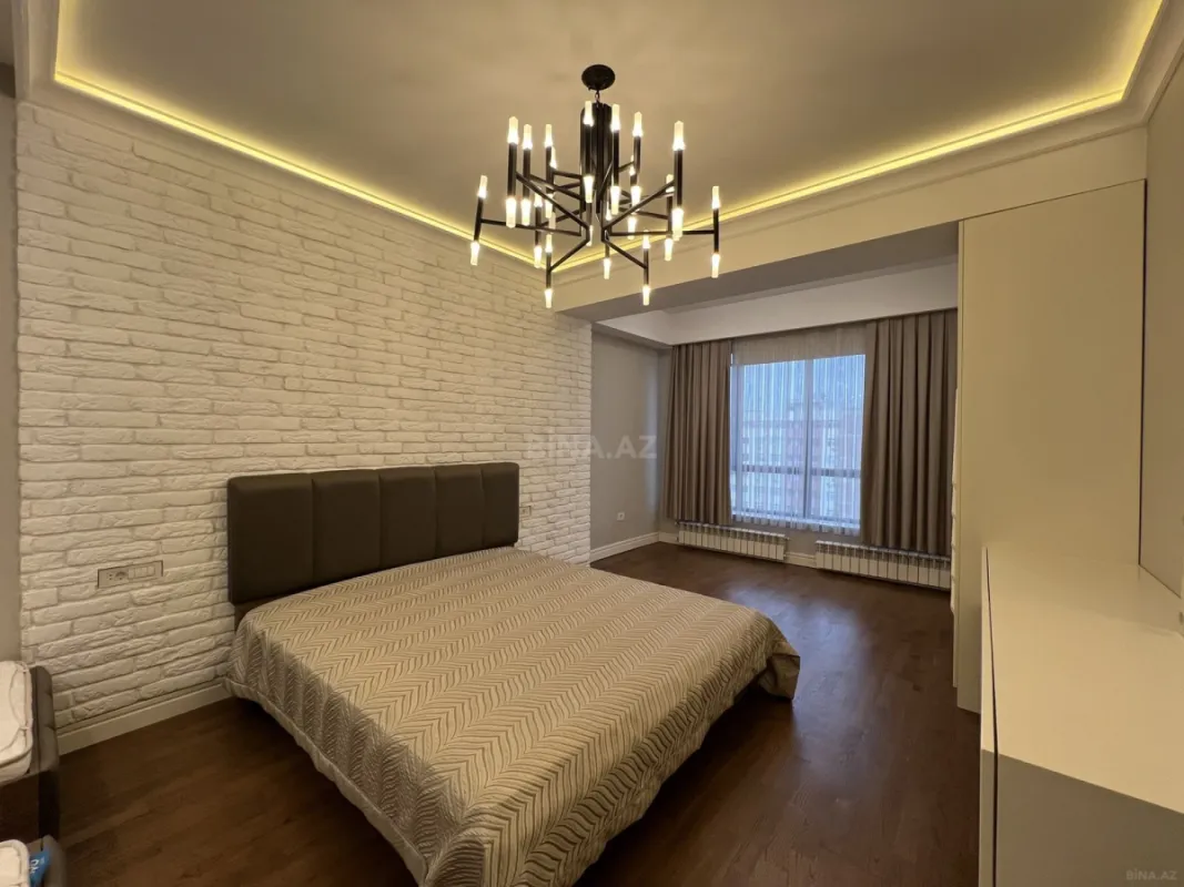 Satılır 4 otaqlı mənzil 258 m²
