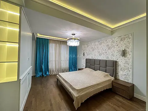 Satılır 4 otaqlı mənzil 258 m²