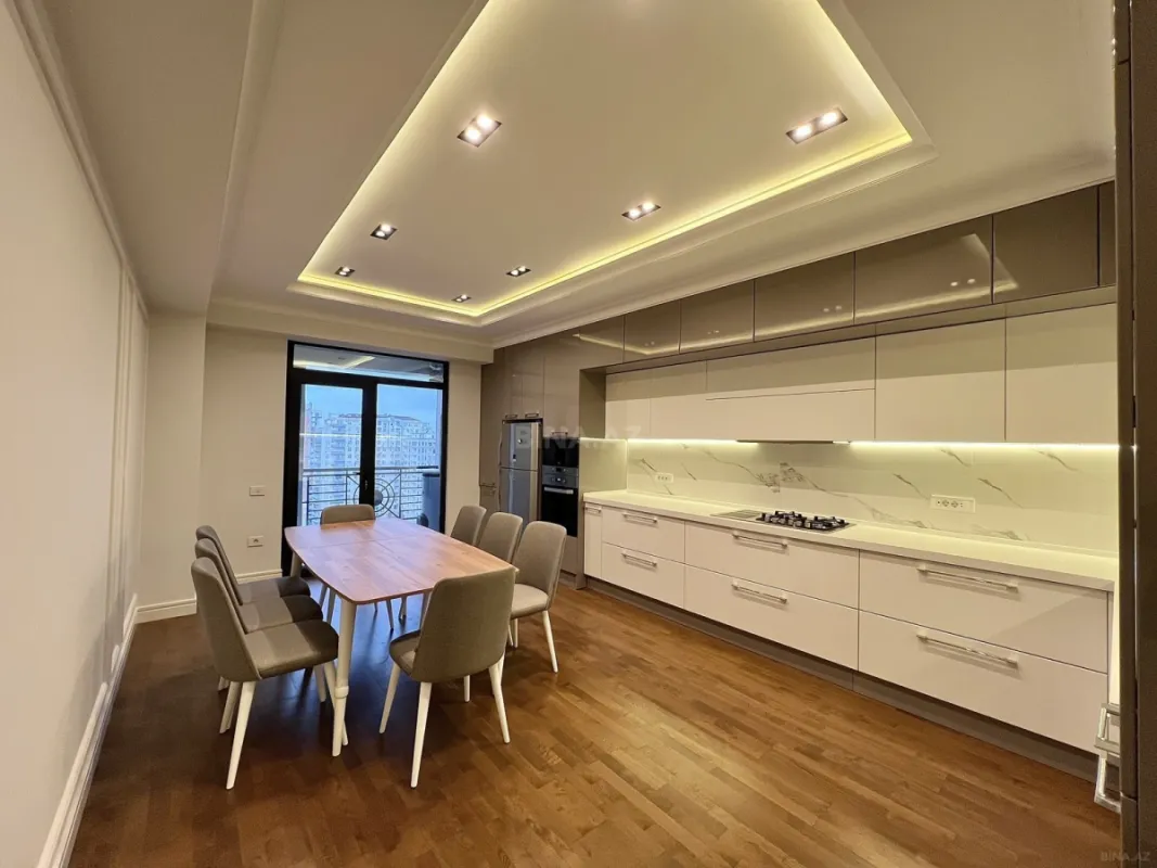 Satılır 4 otaqlı mənzil 258 m²