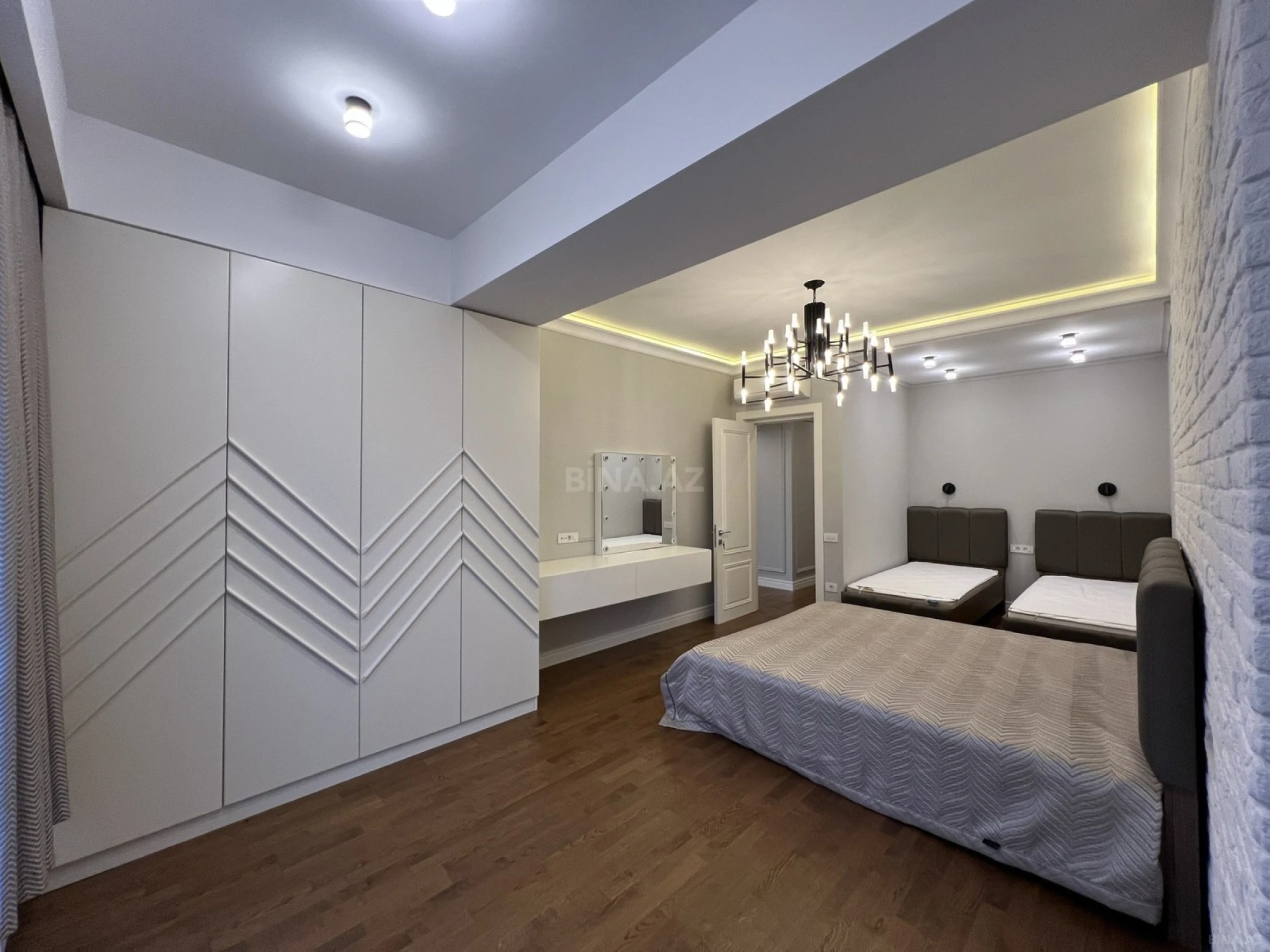 Satılır 4 otaqlı mənzil 258 m²