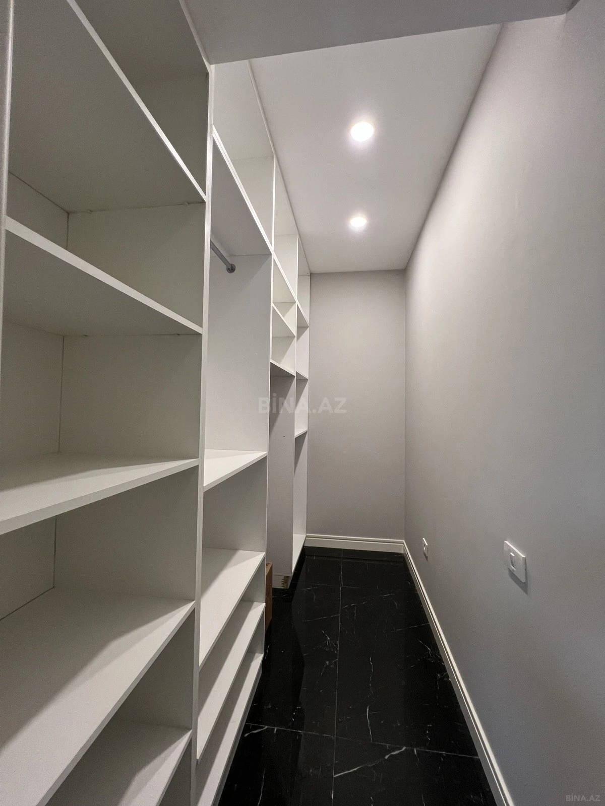 Satılır 4 otaqlı mənzil 258 m²