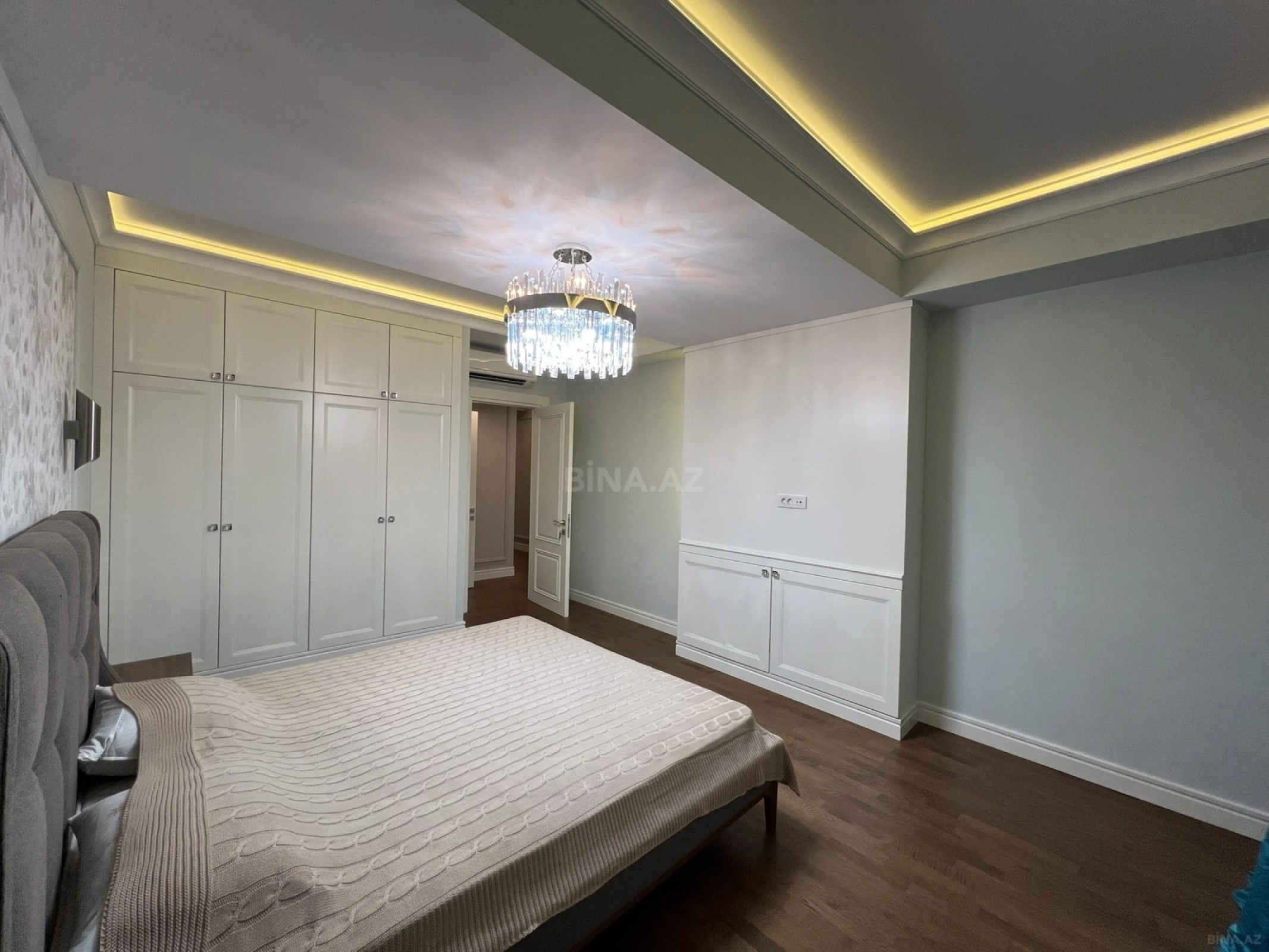 Satılır 4 otaqlı mənzil 258 m²