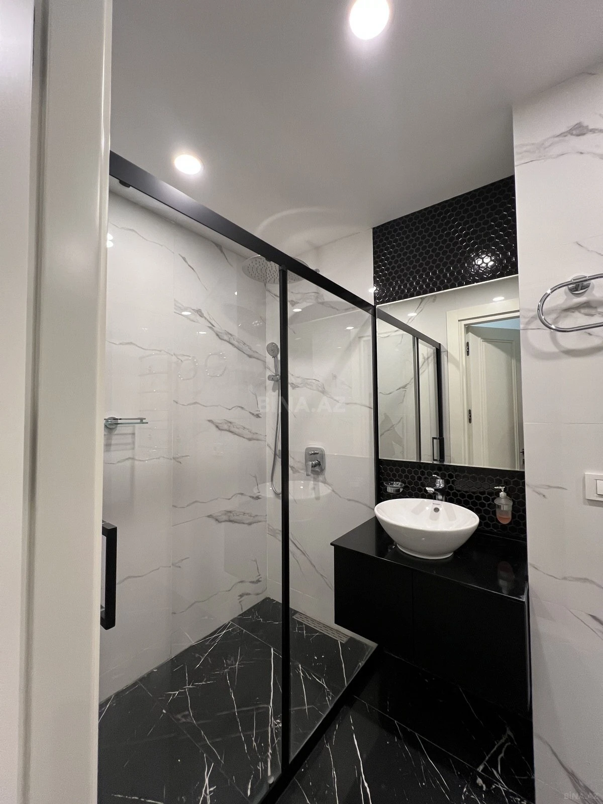 Satılır 4 otaqlı mənzil 258 m²