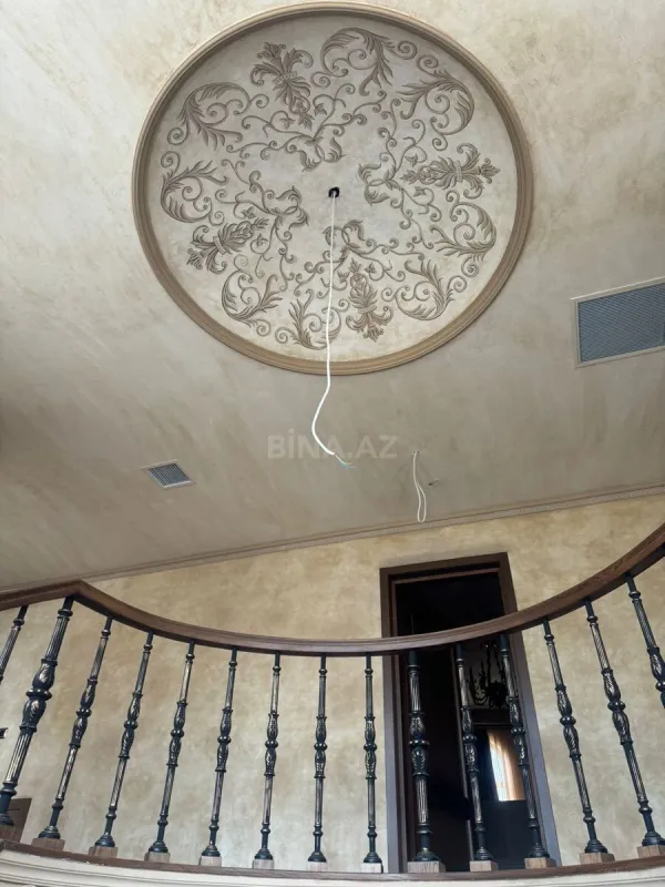 Satılır 8 otaqlı həyət evi 700 m²