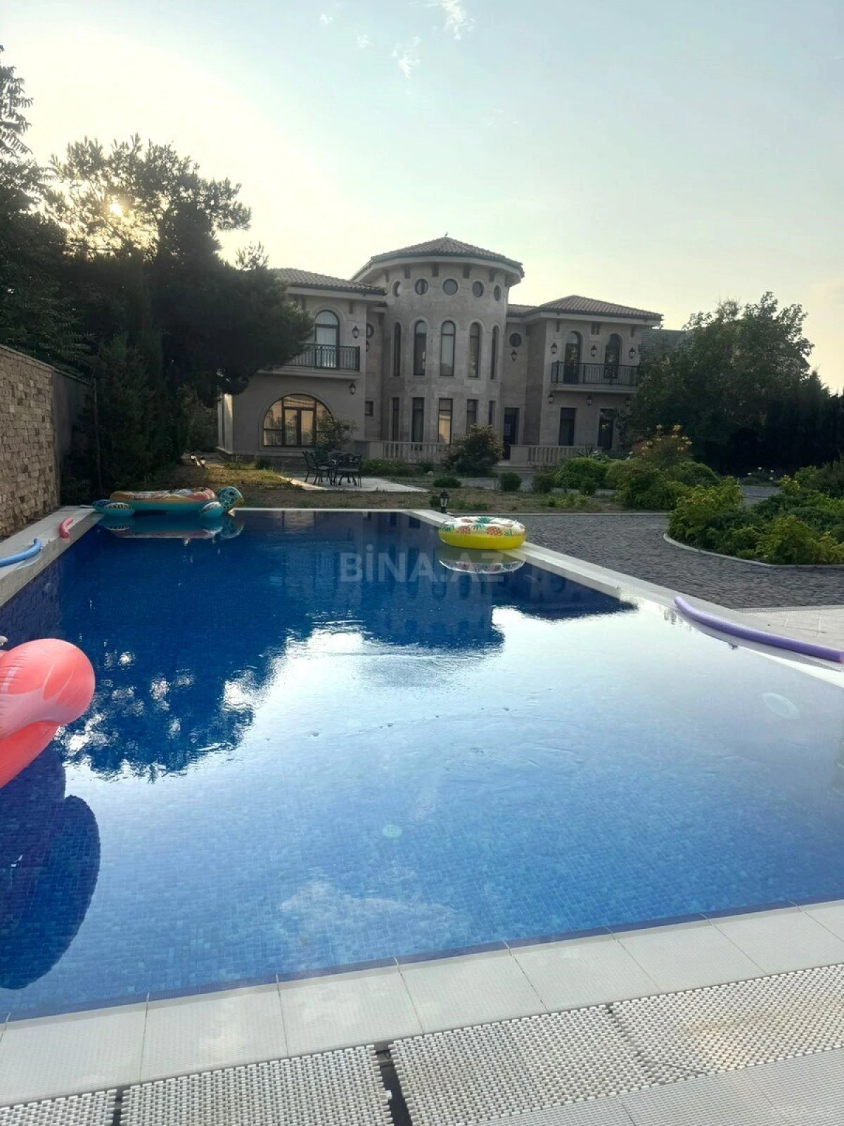 Satılır 8 otaqlı həyət evi 700 m²