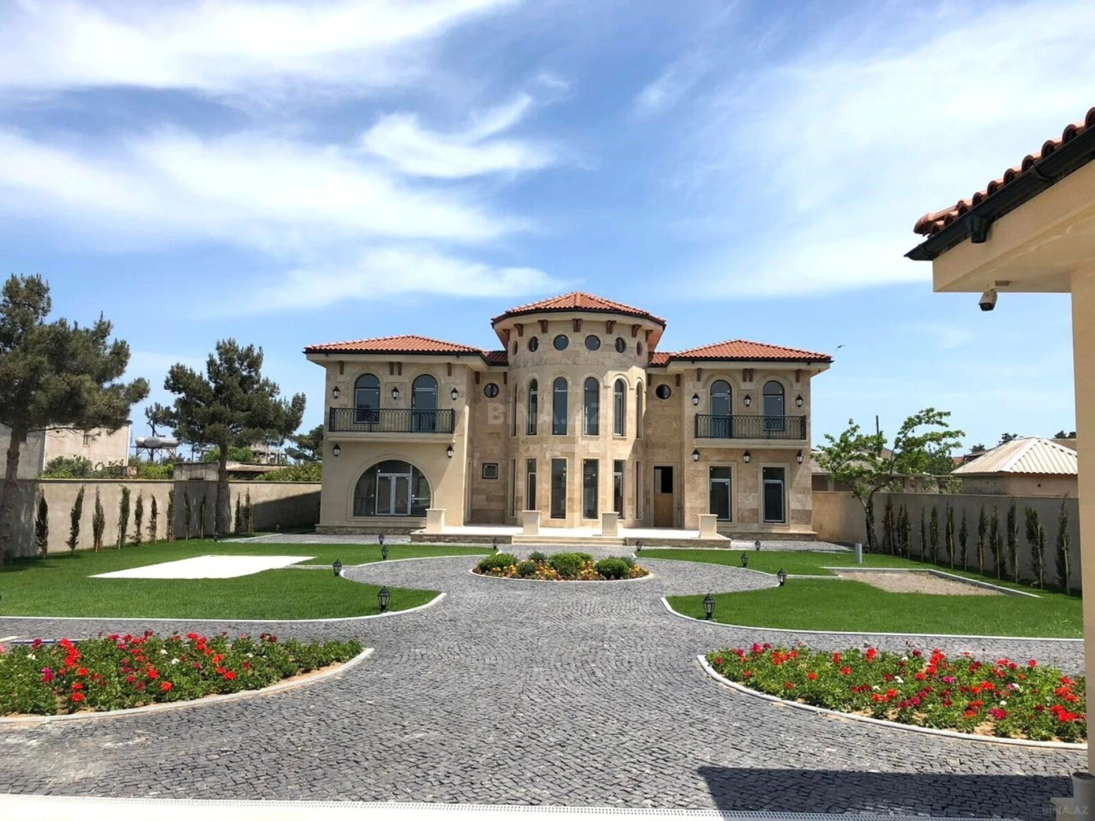 Satılır 8 otaqlı həyət evi 700 m²