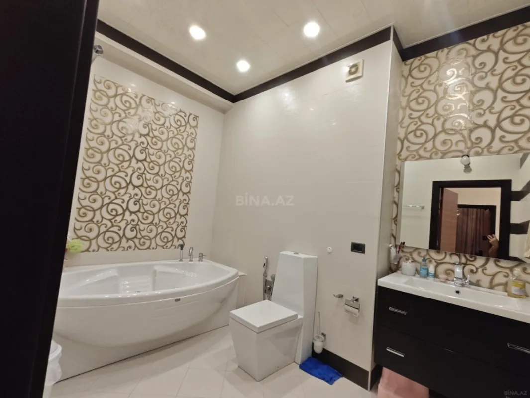 Satılır 4 otaqlı mənzil 196 m²