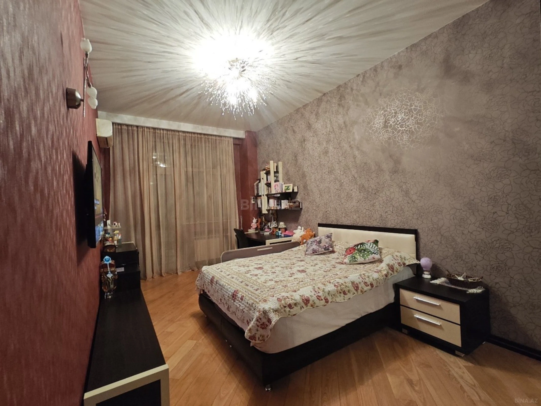 Satılır 4 otaqlı mənzil 196 m²