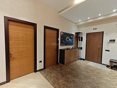 Satılır 4 otaqlı mənzil 196 m²